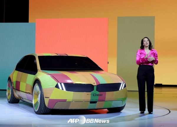 BMW 프로젝트 매니저가 차의 색깔이 바뀌는 기능에 대해 소개하고 있다. ⓒAFPBBNews