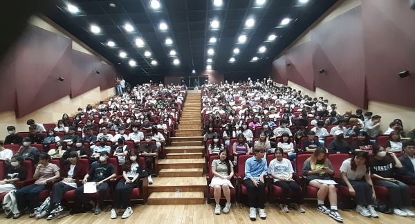 입교식 행사장을 가득 매운 한국어학당 재학생들이 홍지연 총장의 축사를 관심 있게 듣고 있다.