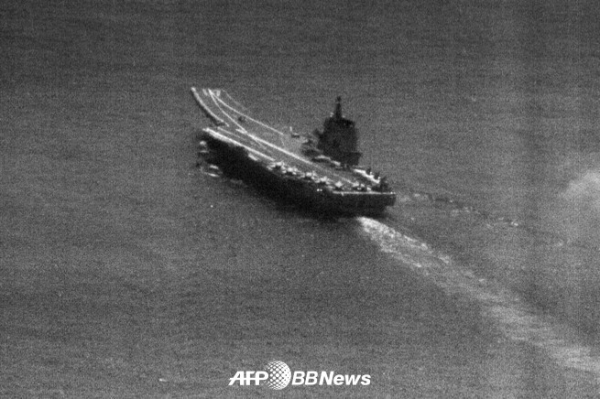 대만 남동쪽 약 120해리 해역에서 항해 중인 중국 항공모함 산둥호의 모습 (사진 / AFP PHOTO/ 대만 국방부)