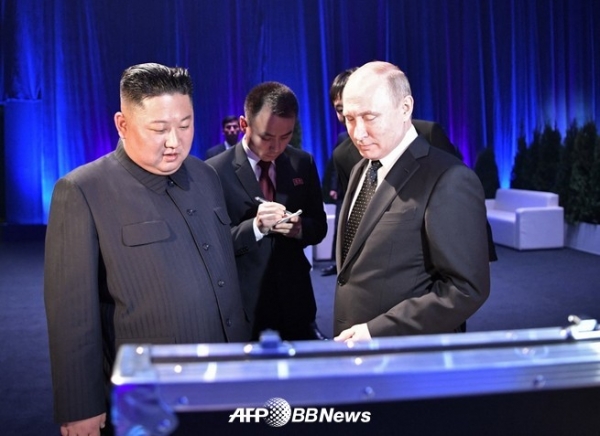 김정은 북한 국무위원장(L)과 푸틴 러시아 대통령(R) ⓒAFPBBNew