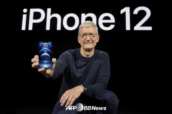 애플 행사에서 애플 CEO 팀 쿡이 아이폰 12 프로를 들고 있는 모습 (AFP PHOTO/ APPLE/ BROOKS KRAFT)