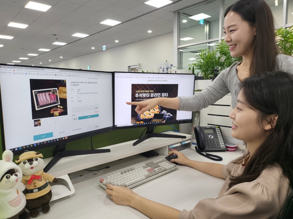 삼성 직원들이 ‘추석 맞이 온라인 장터’에서 국내산 수산물을 구입하는 모습