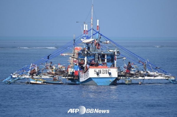 남중국해 스카버러 암초 근처에 정박해 있는 필리핀 어선. 2023.09.22 ⓒAFPBBNew