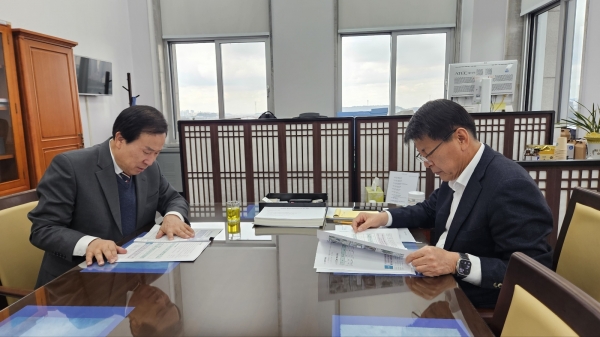 박홍률 목포시장이 서삼석 예결위원장을 만나 현안사업에 대한 국비 지원을 건의했다. / 목포시 제공