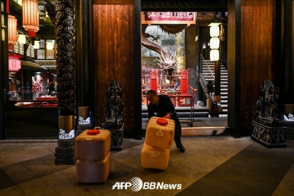 중국 남서부 쓰촨성 청두의 훠궈 식당에서 재활용할 폐유를 운반하는 작업자의 모습. 2023.10.21 ⓒAFPBBNews