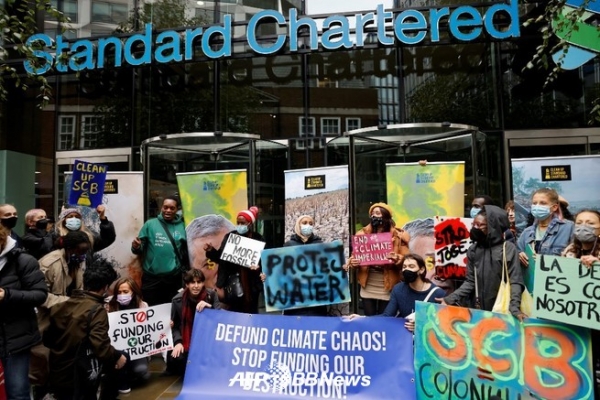 10월 31일 스코틀랜드 글래스고에서 열리는 유엔기후변화협약 당사국총회(COP26)를 앞두고 10월 29일 런던 시내 스탠다드차타드은행 본사 앞에서 기후 운동가들이 은행의 화석연료 자금 지원 중단을 요구하는 시위를 벌이고 있다.ⓒAFPBBNews
