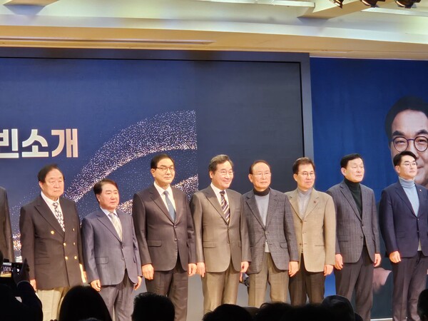주요 참석 인사들 기념촬영 모습. 왼쪽 세번째 남평오 부의장