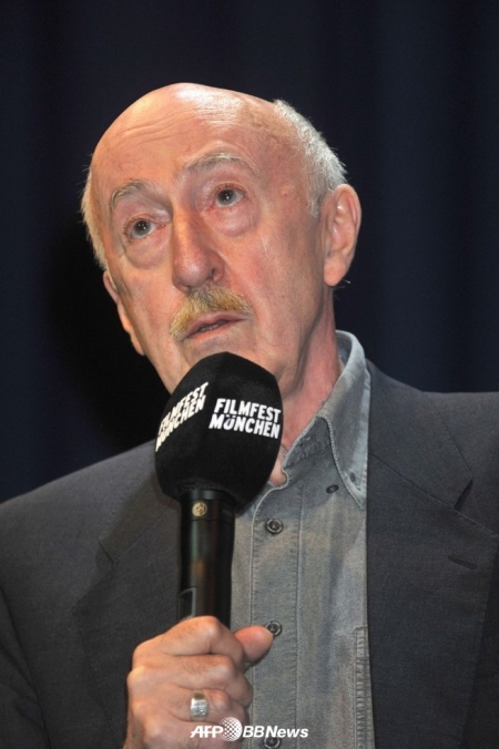 2011년 7월 1일 뮌헨에서 열린 뮌헨 영화제 '시네메리트' 시상식에서 조지아 감독 오타르 이오셀리아니가 연설하고 있다.ⓒAFPBBNews