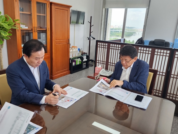 박홍률 목포시장이 서삼석 국회예결위원장을 만나 현안사업에 대한 국비지원을 건의했다 / 목포시 제공