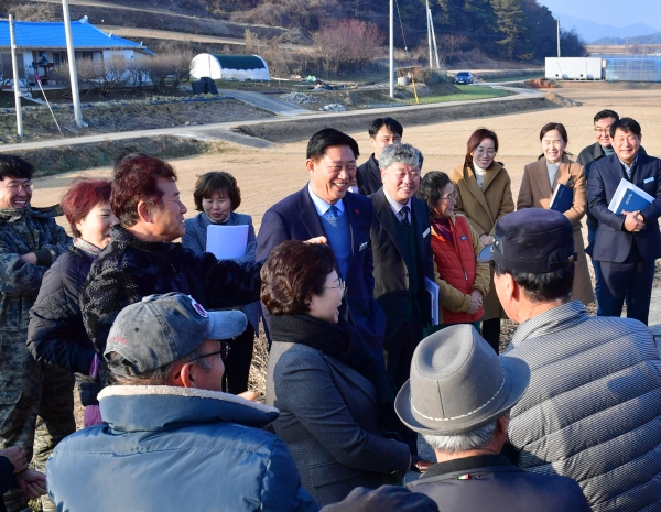 마을 주민들과 환담을 나누고 있는 김한종 장성군수 / 장성군 제공