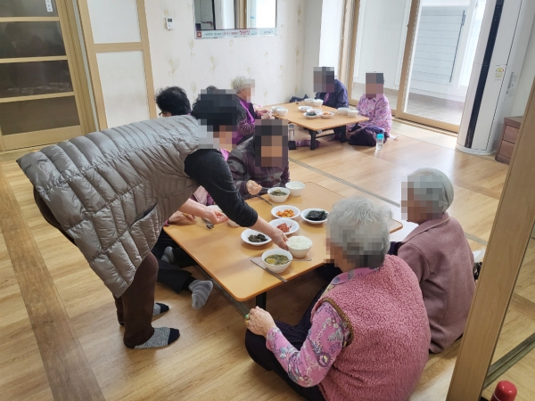 광산구 한 경로당에서 어르신들이 좌식 식탁에서 식사하는 모습 / 광산구 제공