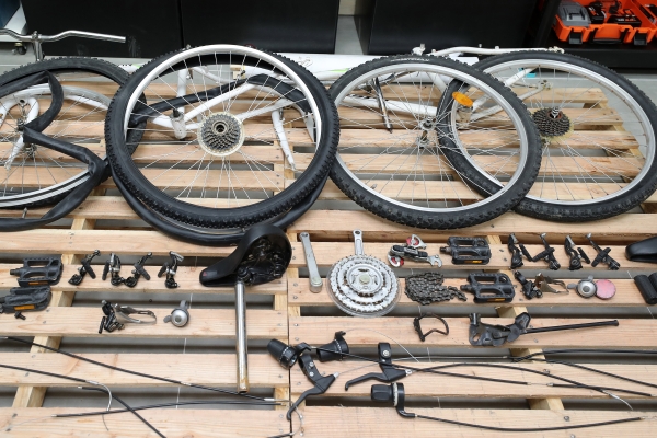 광산구 쌍암동 ‘청소년작업장 방치자전거 재사용센터’에 진열된 자전거 부품들 / 광산구 제공