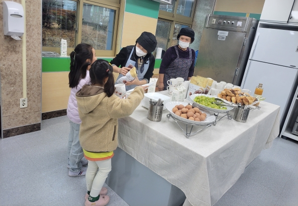 전남 도내 한 초등학교에서 자원봉사자들이 아침 간편식 배식을 하고 있다. / 전남교육청 제공
