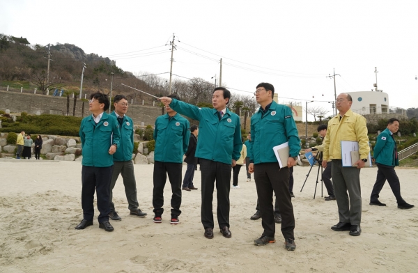 박홍률 목포시장이 새롭게 단장된 유달유원지의 관련시설을 둘러보고 있다. / 목포시 제공