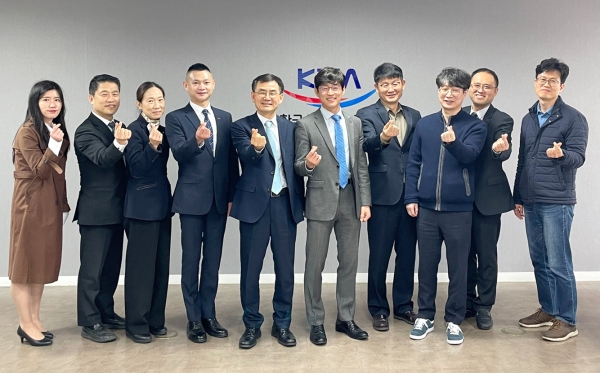 KTC 안성일 원장(왼쪽 다섯 번째)과  한국석유화학협회 엄찬왕 상근부회장(왼쪽 여섯 번째)이 업무협력 회의를 마친 후 참석자들과 기념촬영을 하고 있다.