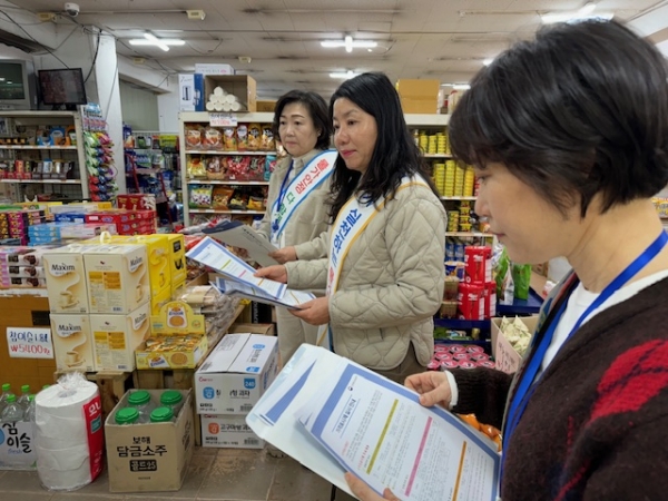 목포시가 이번 주말 열리는 유달산 봄 축제를 앞두고 가격표시제 실태를 점검했다. / 목포시 제공