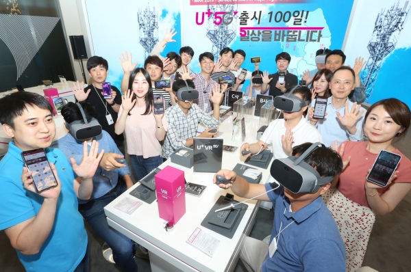 LG유플러스 직원들이 U+5G 상용화 100일을 맞이해 다양한 U+5G 서비스를 소개하고 있는 모습. (사진출처 = LG 유플러스)