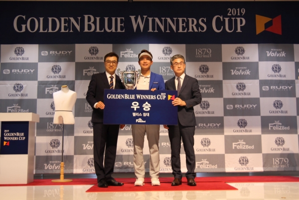 (좌측부터) 골프존 박기원 대표와 우승자 김민수, 골든블루 박희준 전무가 ‘2019 골든블루 워너스 컵 2차 대회’의 기념촬영을 하고 있다.(사진출처 = 골프존)