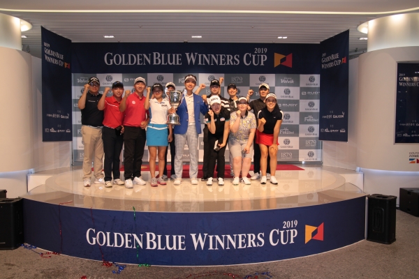 ‘2019 골든블루 워너스 컵 2차 대회’ 참가자들이 단체 기념촬영을 하고 있다. (사진출처 = 골프존)