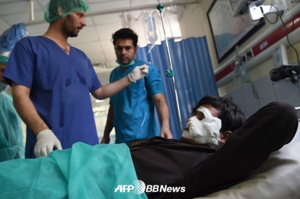 아프가니스탄 수도 카불에서 자살 폭탄 공격이 일어난 후 병원에서 치료를 받는 남성 (2019 년 9 월 5 일 촬영)ⓒAFPBBNews