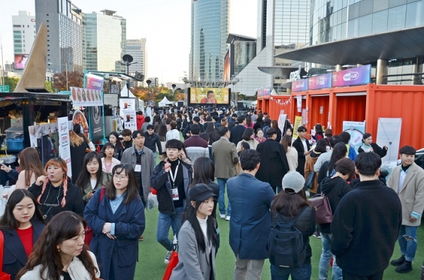 11월 9일 코엑스 동문광장에서 개최된 코리아세일페스타 야외행사를 찾은 시민들이 부스를 둘러보고 있다