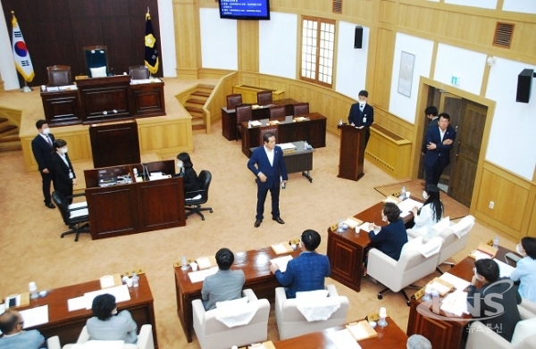 박순득 의원이 3일 경산시의회 제220회 임시회 제1차 본회의에서 이대로 의사진행을 할 수 없음을 선언하고 있다.