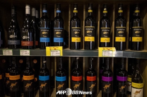 중국 베이징의 상점에서 판매되는 호주산 와인 ⓒAFPBBNews