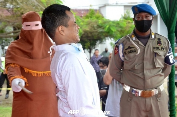 인도네시아 아체 주 동쪽 아체 현에서 아이를 강간한 죄로 공개 태형을 선고받는 남자 ⓒAFPBBNews