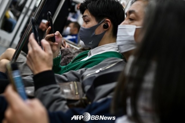 전철 안 마스크를 착용한 일본 도쿄시민들 ⓒAFPBBNews