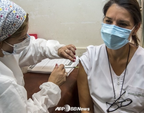 아르헨티나 로사리오에서 러시아 코로나19 백신 스푸트니크 V의 접종을 받는 의료 종사자 ⓒAFPBBNews