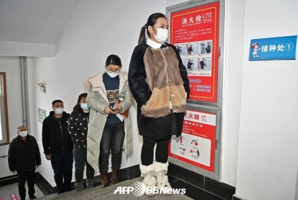 중국 백신 접종을 기다리는 사람들 ⓒAFPBBNews