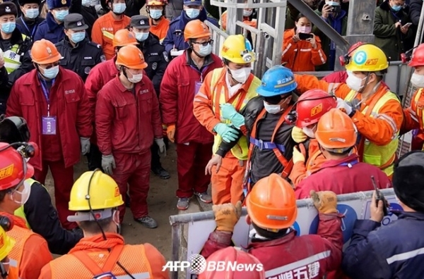 폭발 사고가 발생한 중국 산동 서하시의 금광에서 2주 만에 구출된 작업원ⓒAFPBBNews