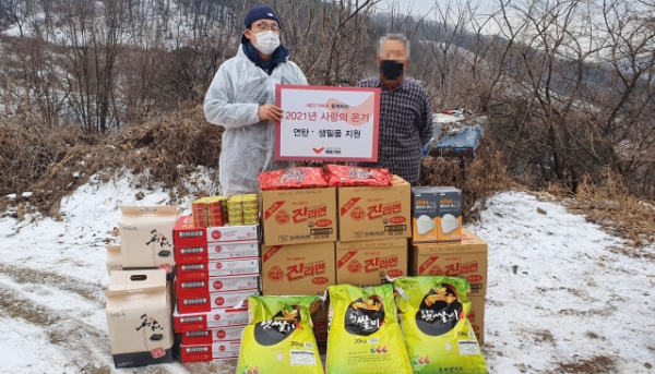 사진=경기도 광주에 위치한 독거노인 및 탈북 가정에 연탄과 생필품을 지원하는 모습