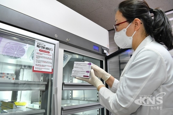 경산시 보건소 관계자가 지난 25일 경산시에 도착한 코로나19 백신(아스트라제네카)을 보건소 의료용 냉동저장고로 넣고 있다. [사진=경산시]