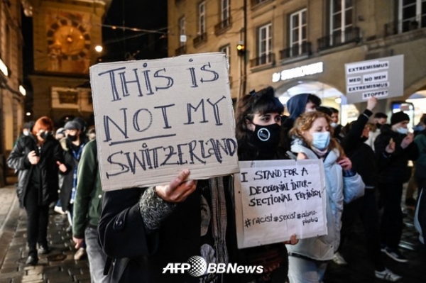 공공장소에서 얼굴을 완전히 덮는 옷을 금지시키는 스위스 국민 투표에서 가결된 후 베른에서 열린 항의 시위에 참여한 사람들 ⓒAFPBBNews