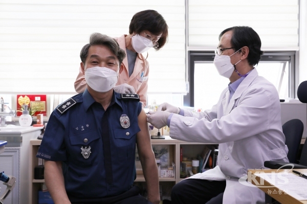 ▲임용환 충북경찰청장은 지난 26일 '코로나19' 백신 예방접종을 했다. (사진=충북경찰청)