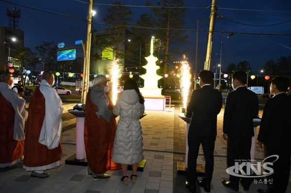 경산불교총연합회에서 지난 4월 30일불기2565년, 부처님오신날을 맞아 봉축탑 점등식을 개최하고 있다. [사진=경산시]