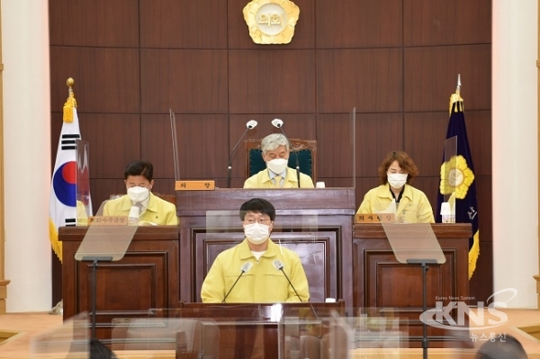 남광락 의원(사진 제일 앞 가운데)이 6일 열린 제2차 본회의에서 5분 자유발언을 하고 있다. [사진=경산시의회]