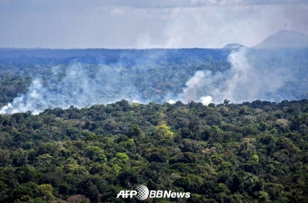 지난달 10월 31일 브라질 아마파주 오이아포크의 아마존 열대우림에서 불어닥친 연기를 보여주는 항공사진. 이 곳에서 브라질 군인들은 아가타 작전의 일환으로 군사훈련을 하고 있다. ⓒAFPBBNews