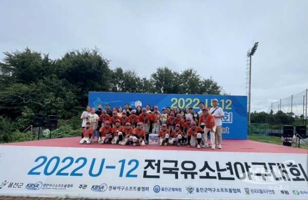 경산 리틀야군단 선수들이 울진 죽변 야구장에서 열린 「2022 U-12 전국유소년야구대회」에서 우승을 하고 기념촬영을 하고 있다. [사진=경산시]