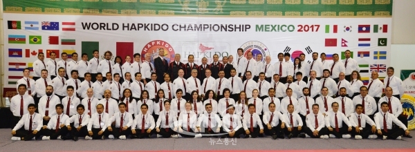 멕시코 글로벌 합기도 대회 심판들과 단체 기념사진