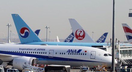 일본 도쿄 하네다 국제공항에 한국과 일본 양국 국적항공기가 나란히 대기 중에 있다. [사진=연합뉴스 제공]