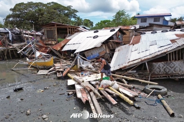 사랑가니 주 글란 마을에서 규모 6.7의 지진이 발생한 후 한 주민이 파괴된 집을 점검하고 있는 모습. 2023.11.19ⓒAFPBBNews